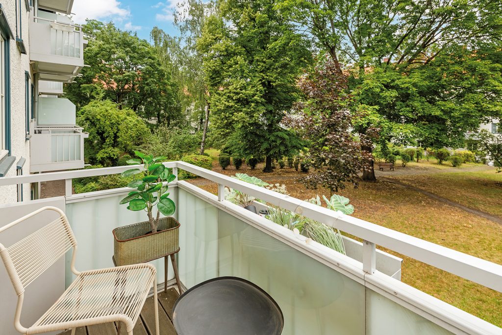 Balkon mit Blick in den parkähnlichen Garten