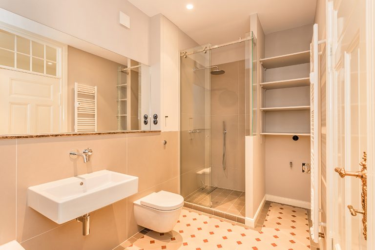 Badezimmer mit Wanne und Dusche