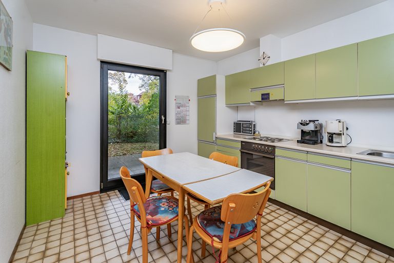 Küche mit Zugang zur Terrasse