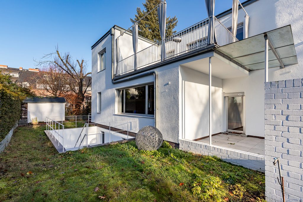 Lichthof, Blick auf die Terrassen im EG und OG