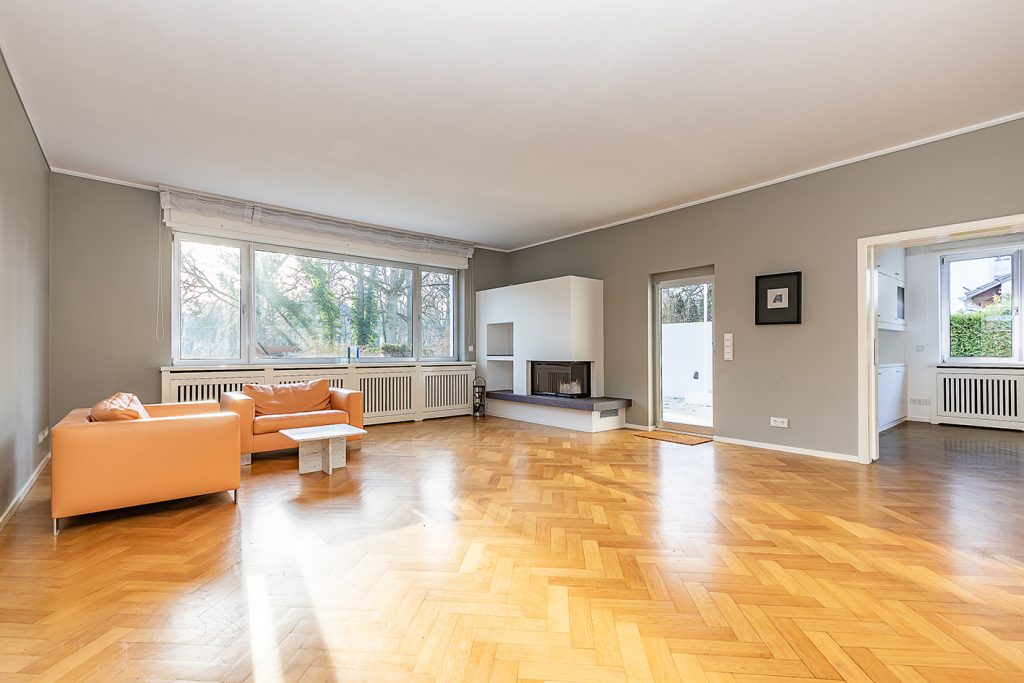 Wohnbereich mit Kamin und Zugang zur Terrasse