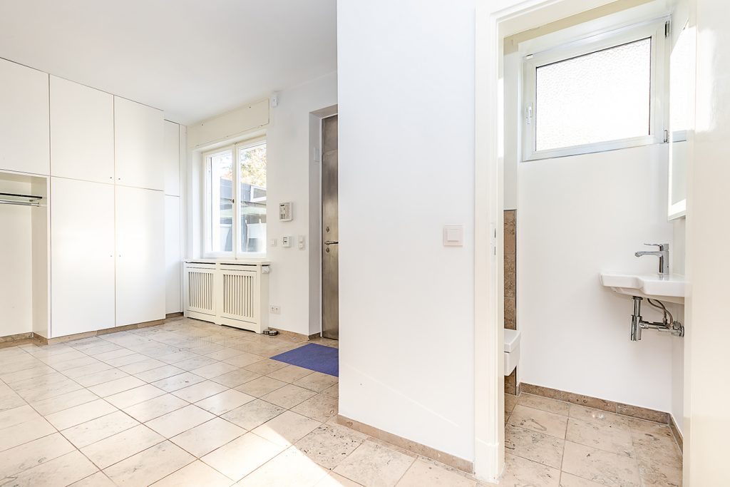 Entrée mit Einbauschränken und Gäste-WC