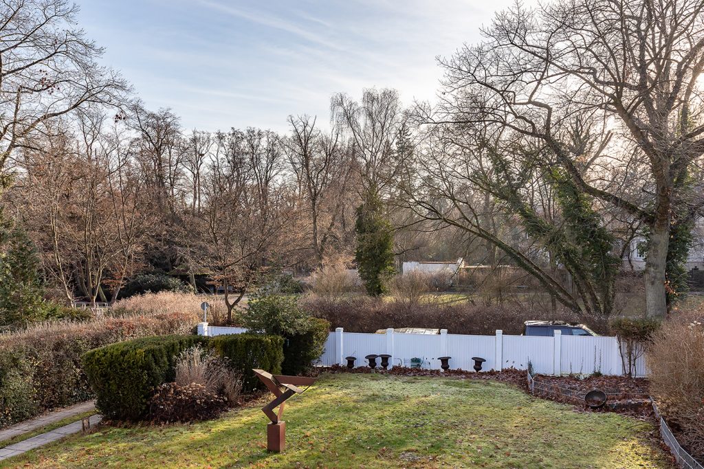 Blick in den Garten und in den Park