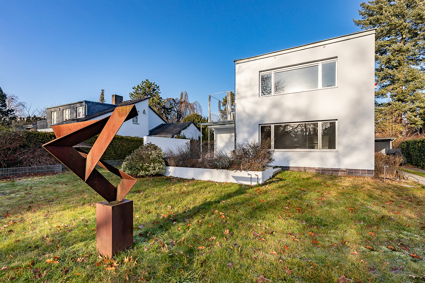 Mehr über den Artikel erfahren Wohnen in denkmalgeschützter „Bauhaus-Villa“ mit direktem Parkblick in Dahlem