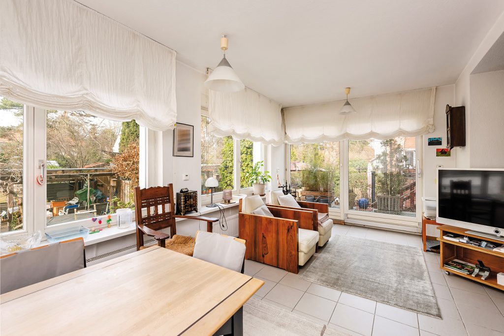 Wohnbereich mit Zugang zur Terrasse