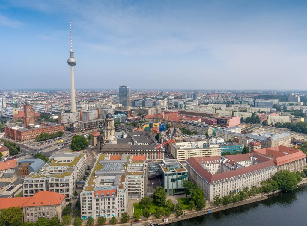 berlin wirtschaft skyline moderne stadt spree