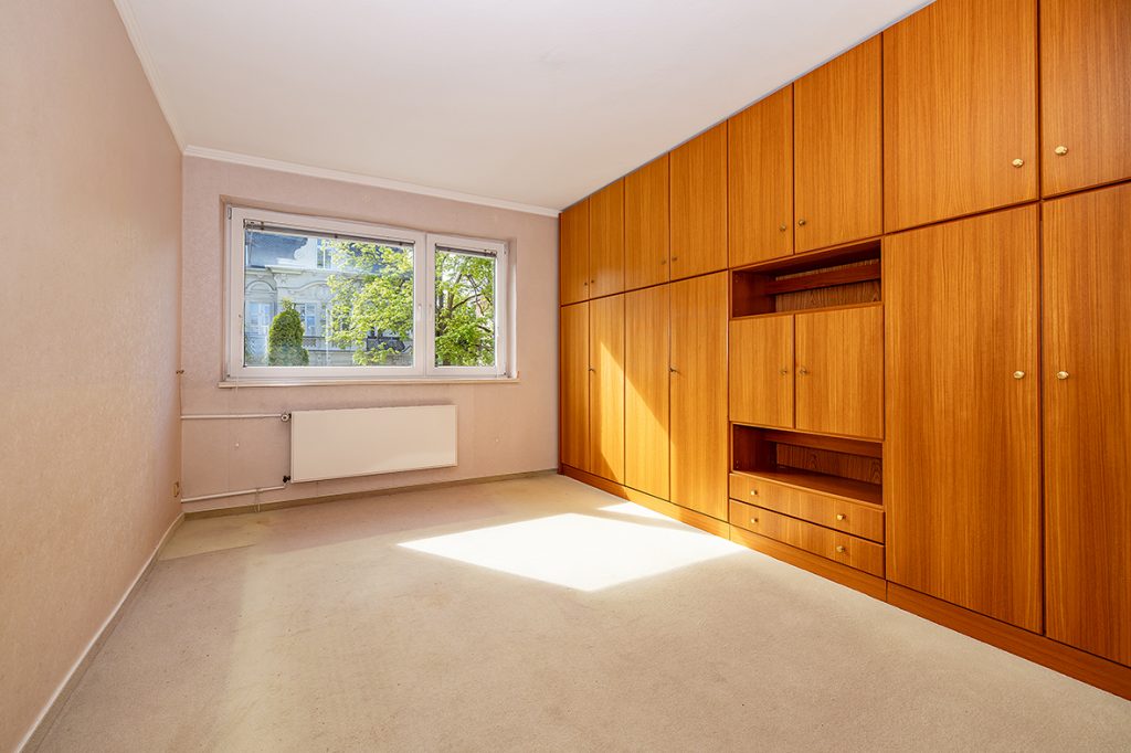 Zimmer mit Blick in den Garten