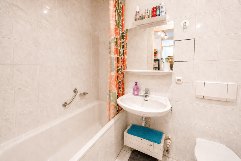 Badezimmer mit Badewanne