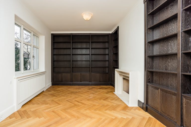 Bibliothek mit offenem Kamin