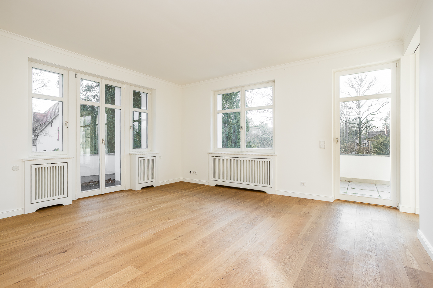 Zimmer mit Balkon und Terrasse im Obergeschoss