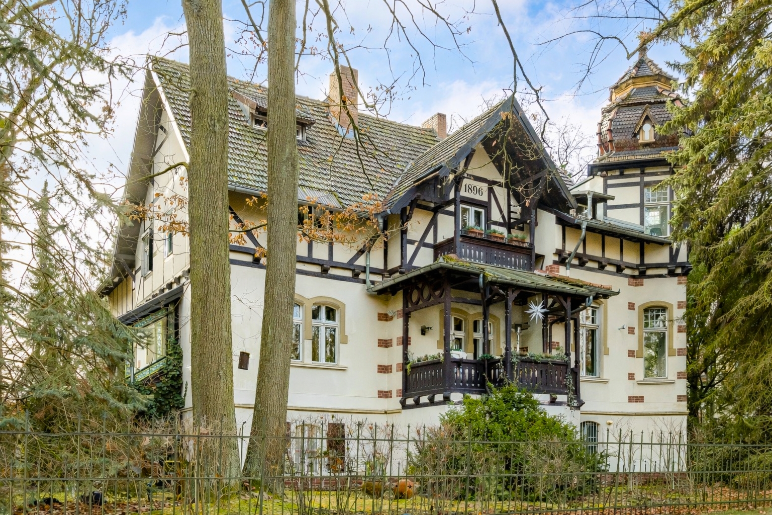 Mehr über den Artikel erfahren Einzigartige, denkmalgeschützte Großvilla nahe Schlachtensee