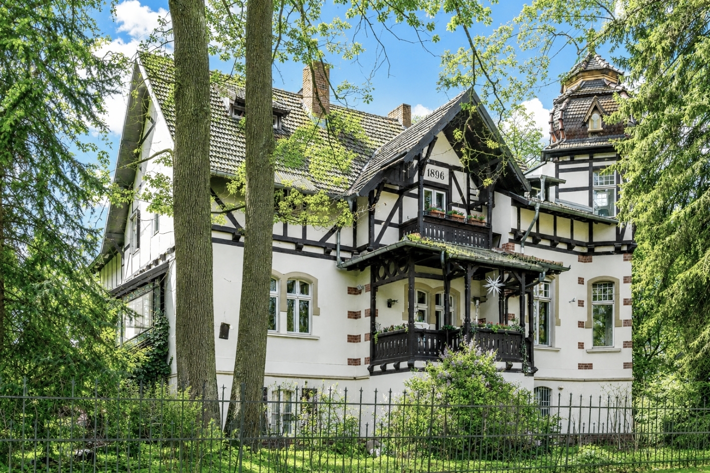 Mehr über den Artikel erfahren Einzigartige, denkmalgeschützte Großvilla nahe Schlachtensee
