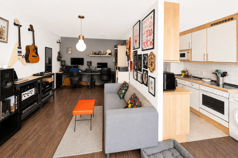 Wohnzimmer mit offener Küche