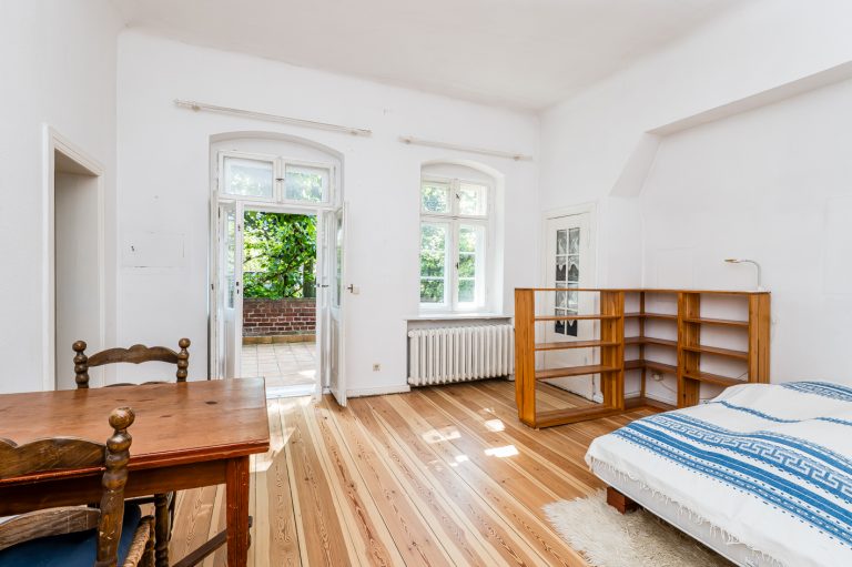 Zimmer mit Zugang zum Balkon im Obergeschoss