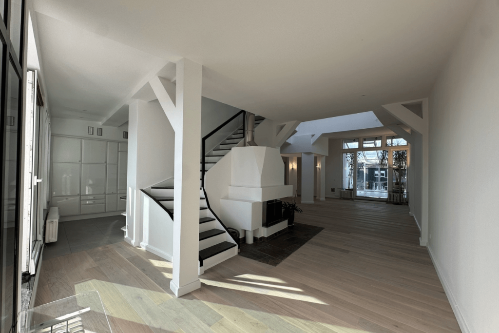 Wohnbereich mit Treppe zur Galerieebene