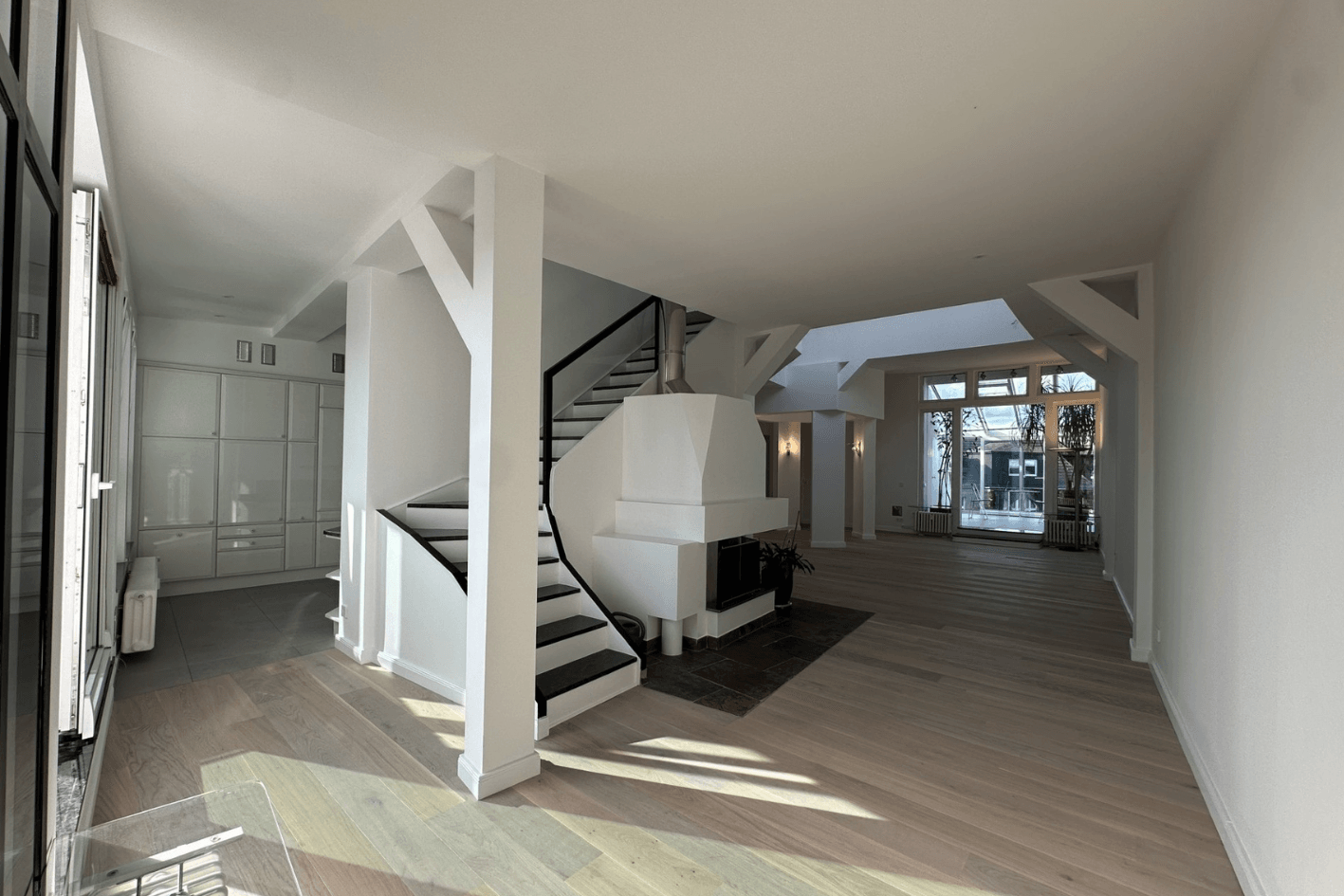 Wohnbereich mit Treppe zur Galerieebene
