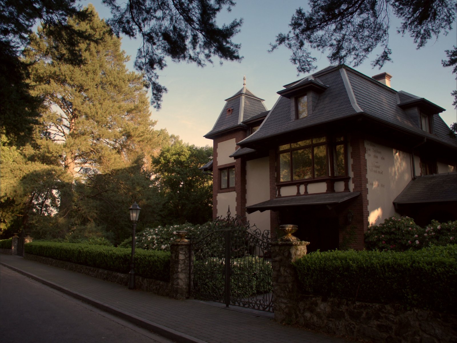 KI-generiertes Symbolbild: Villa mit Garten am Waldrand im Grunewald