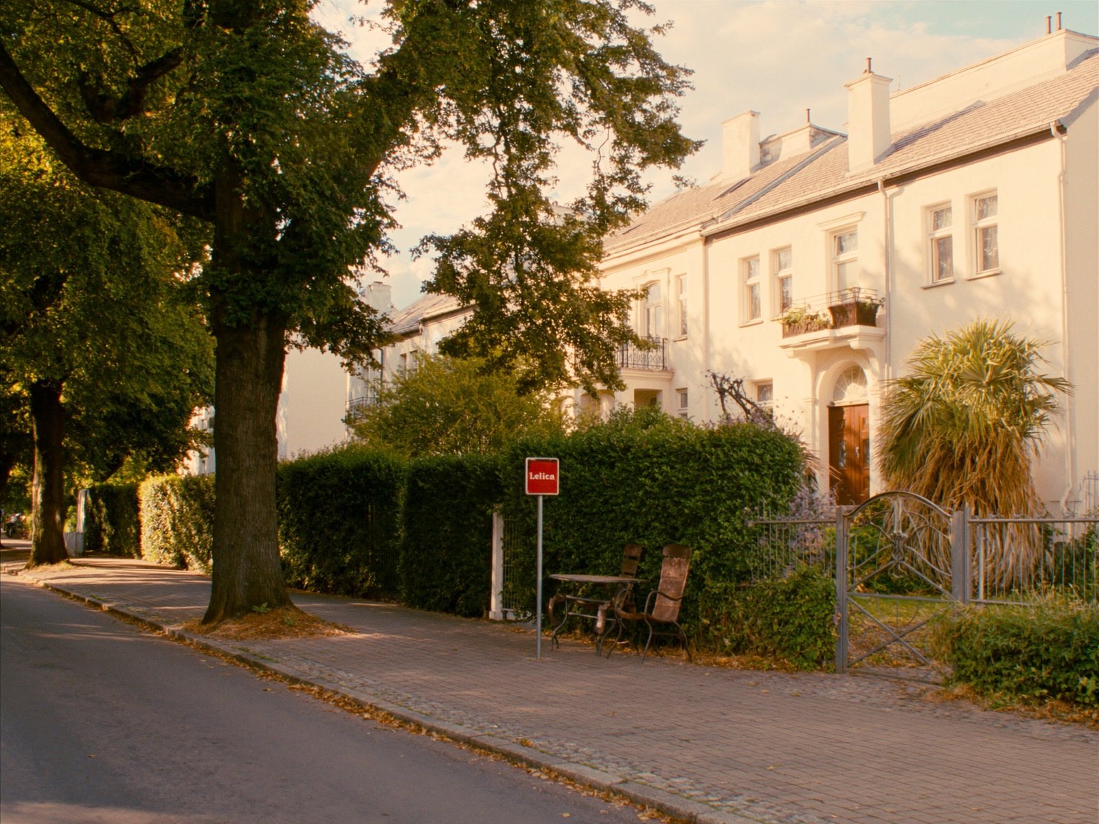 KI-generiertes Symbolbild: Villenstraße im Berliner Südwesten