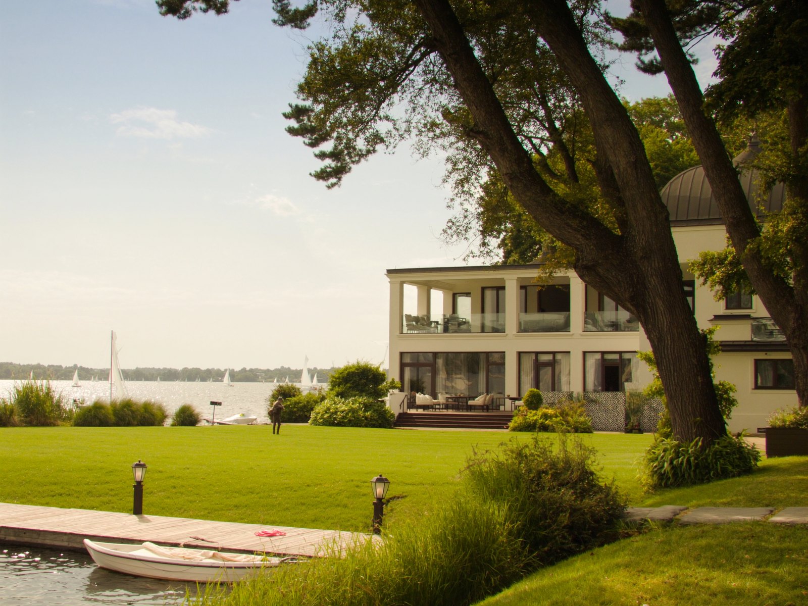 KI-generiertes Symbolbild: Villa mit Bootssteg am Wannsee